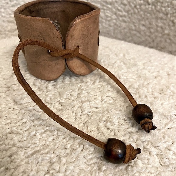 Handmade leather cuff - Picture 3 of 5